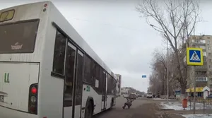 Водитель автобуса сбил пешехода и уехал (ВИДЕО)