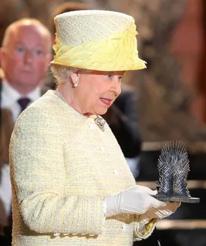 Елизавета II побывала на съемочной площадке «Игры престолов»