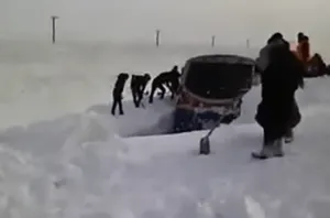 Поезд застрял в сугробах (ВИДЕО)