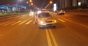 На пешеходном переходе в Алматы сбили двух человек