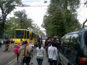 Трамвай в Алматы снес 14 автомобилей, есть пострадавшие (ФОТО, ВИДЕО)