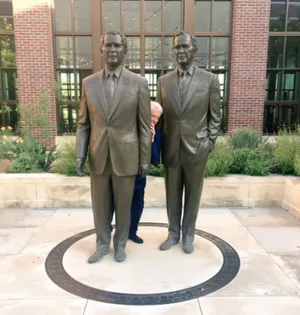 Спрятавшийся между статуями Бушей Клинтон насмешил соцсети