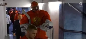 Вратаря сборной России по хоккею вывезли на матч ЧМ-2018 на тележке