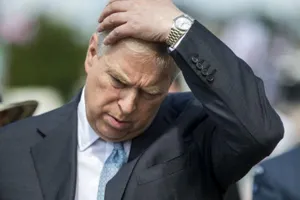 Британская королева уволила своего сына за связь с педофилом