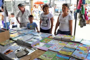 На рынках Шымкента продают учебники из школьных библиотек