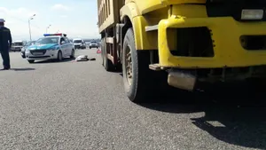 Грузовик сбил женщину возле алматинской барахолки. ФОТО