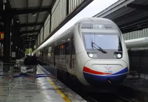 Скоростной поезд столкнулся с локомотивом в Анкаре