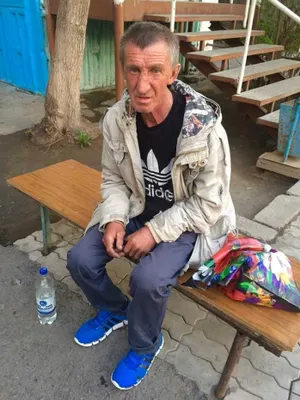 Избитый незнакомцем бездомный поблагодарил людей за помощь