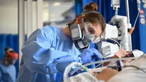 Через 5 лет коронавирус станет более заразным – эксперт