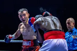 Канат Ислам бился четыре раунда со сломанной рукой