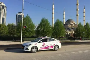 Только дамы: женское такси заработало в Чечне