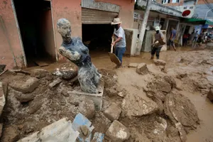 Число жертв наводнения в Колумбии достигло 320