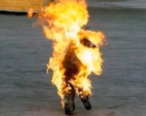 В сети появилось второе видео акта самосожжения (ВИДЕО)