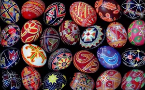 Как креативно покрасить яйца на Пасху