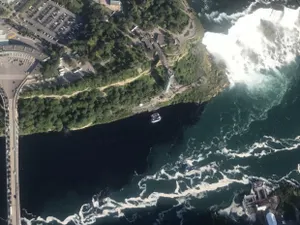 Почерневший Ниагарский водопад шокировал пользователей соцсетей