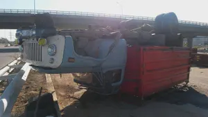 Грузовик перевернулся на развязке в Алматы