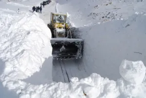 Трех человек эвакуировали из снежного заноса в Казахстане