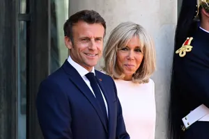 Парижде Франция президентінің жұбайына интернет-қудалау жасаған 10 қатысушыға үкім шығарылды