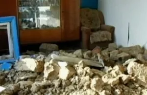 Водитель внедорожника чуть не убил жильцов дома в Атырау