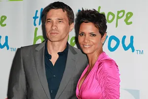 Беременная Холли Берри вышла замуж