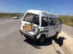 В Алматы грузовик снес светофор