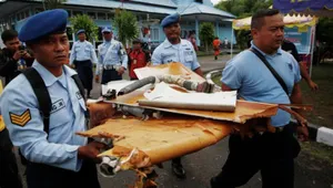 Air Asia: спасатели засекли сигнал «черных ящиков»