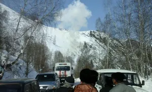 В ВКО еженедельно спускают лавины