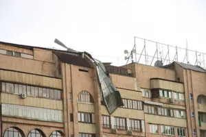 Жилой дом в центре Алматы из-за ветра лишился части крыши