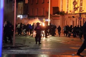 Массовые беспорядки после нападения на детей начались в Дублине