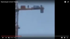 В сети появилось видео читающего намаз крановщика. ВИДЕО