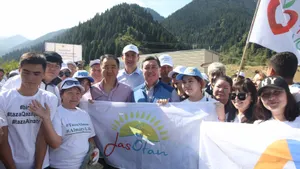 Аскар Мамин принял участие в субботнике во время визита в Алматы