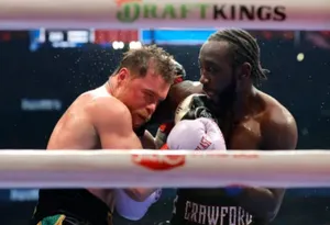 «Канело» барлық атақтарынан айырылып, Кроуфордқа ұтылды