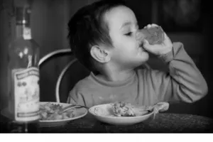 Казахстанцы осудили видеоролик, в котором отец «спаивает» дочерей