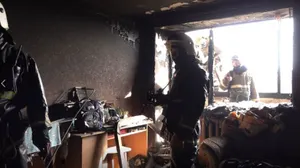 Пожар в многоэтажке: спасатели на руках выносили людей из здания в Павлодаре