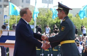 Президент вручил курсантам офицерские погоны