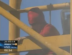 Женщина, протестовавшая на башенном кране, прекратила демарш