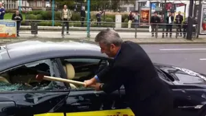 В знак протеста мужчина разбил авто стоимостью €120 тыс. Видео