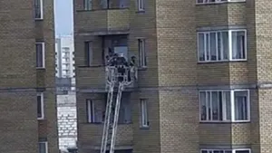 Астанчане не дали выпасть из окна детям с помощью швабры