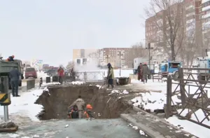 Прорыв на тепломагистрали оставил жителей Караганды без тепла на сутки