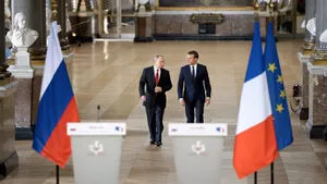 Стало известно, о чем говорили Путин и Макрон