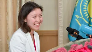 Самал Еслямовой вручили ключи от квартиры в СКО