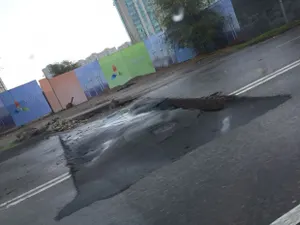 В Алматы провалился асфальт под машиной