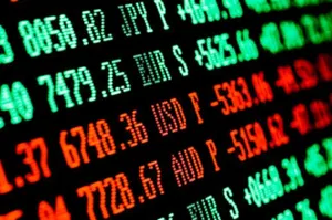 Тенге отыгрывает предпраздничные потери