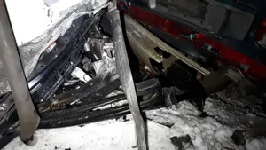 В Алматы машина врезалась в отопительную трубу