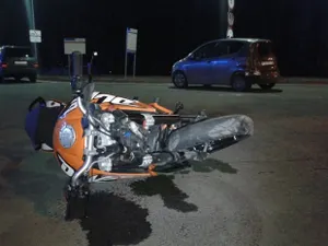 Водитель мотоцикла разбился об авто на заправке Алматы (ФОТО)