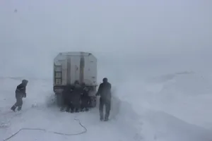 Откопали из снега две машины с людьми спасатели в ВКО