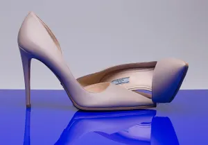 Группа неизвестных похитила сотни пар обуви из модного дома Prada в Италии