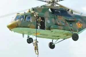 Казахстанские десантники совершили беспарашютный спуск (ФОТО)