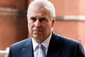 Уволенного за связь с педофилом принца Эндрю обвинили в коррупции