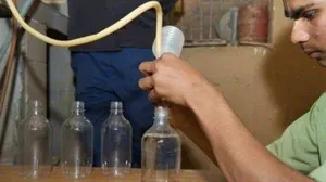 В Индии изъяли предназначенные для подкупа 25 тысяч литров самогона